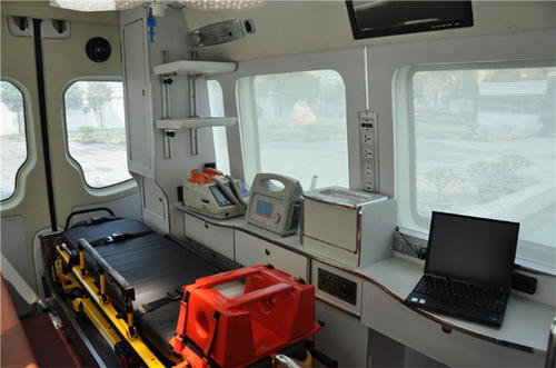 卫辉市救护车内部